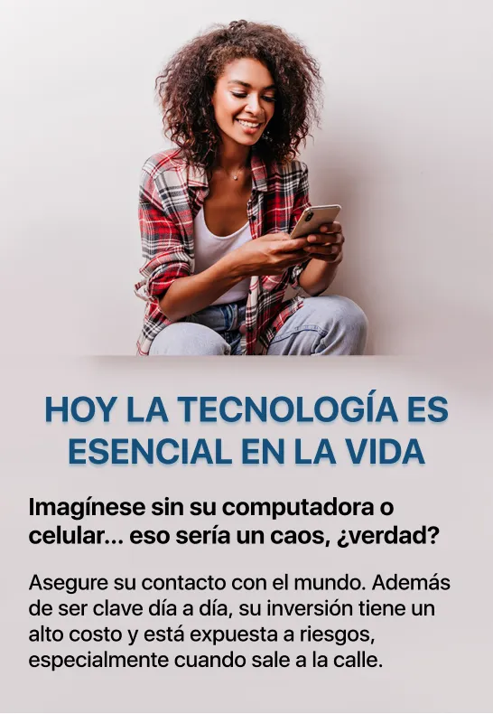 Persona utilizando celular. Persona sonriendo, mientras utiliza un celular.