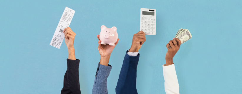 manos sosteniendo una factura, una alcancía, una calculadora y dinero