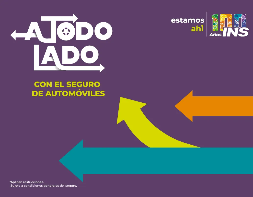 Varios carros en el tráfico de la carretera