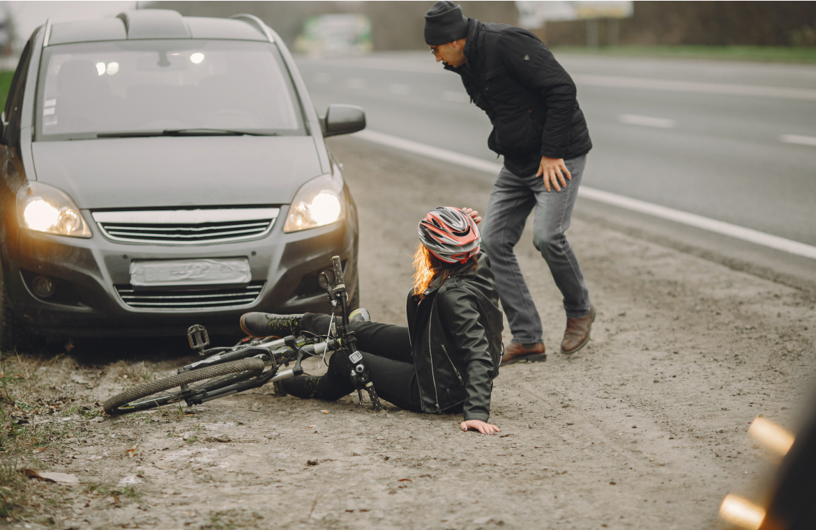 Hombre ayudandole a persona en bicicleta a la cual colisiono con su vehiculo 
