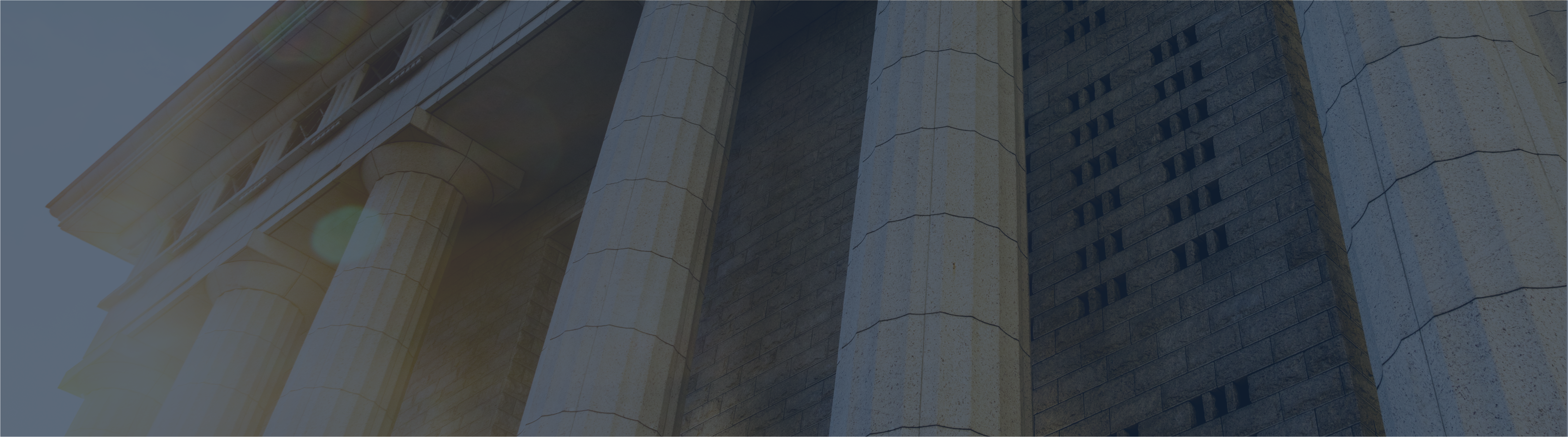 Foto de una estructura en forma de bodega con estilo griego con columnas enormes