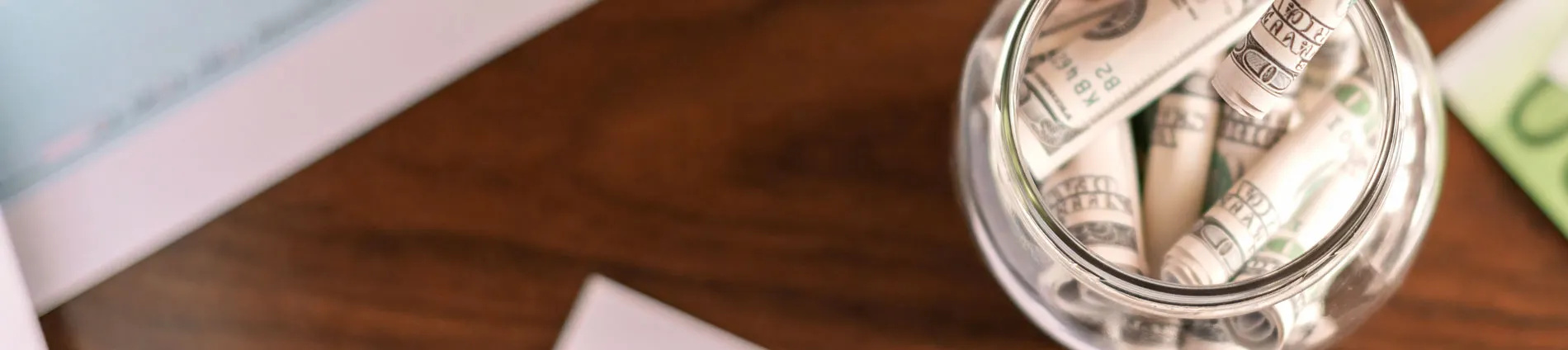 imagen de billetas de dolar enrollados