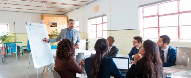 Persona dando una charla a otro grupo de personas