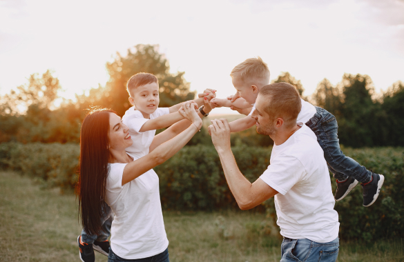 Familia de cuatro integrantes con dos hijos jugando
