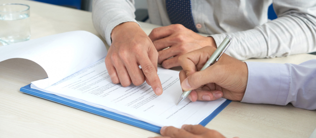 Personas firmando un documento