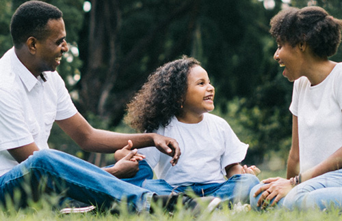 familia pasando tiempo juntos en el campo