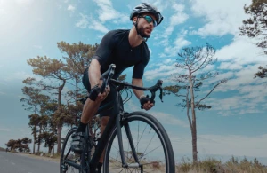 Una persona en bicicleta