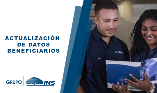 Dos personas leyendo un libro azul con el texto "Actualización de Datos Beneficiarios" al lado izquierdo
