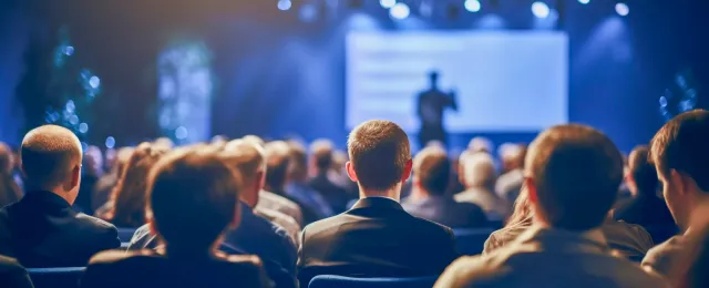 gran cantidad de personas en una conferencia