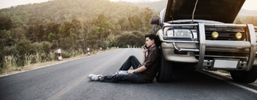 Vehiculo detenido a la orilla de la calletera esperando asistencia