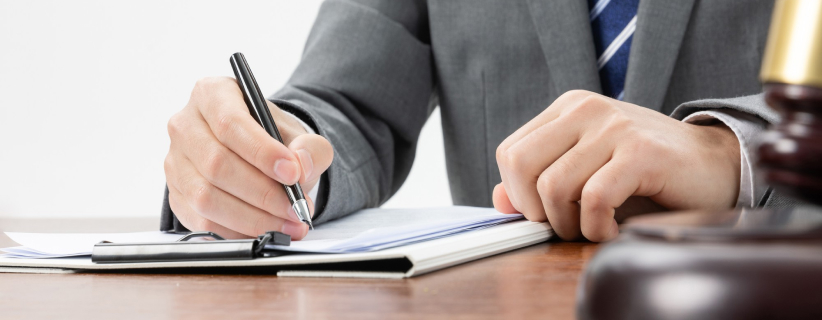 Persona revisando documento