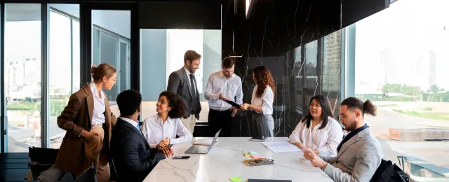 Personas reunidas en una mesa de conferencias