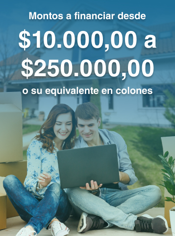 una pareja buscando información en una computadora portátil con el texto "Montos a financia desde $10000,00 a $250000,00 o su equivalente en colones"