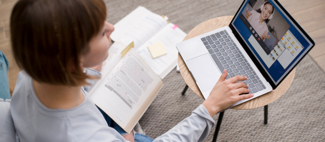 Mujer llevando una capacitación virtual