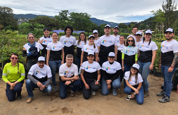Grupo de personas vestidas formalmente recibiendo el premio a excelencia en seguros