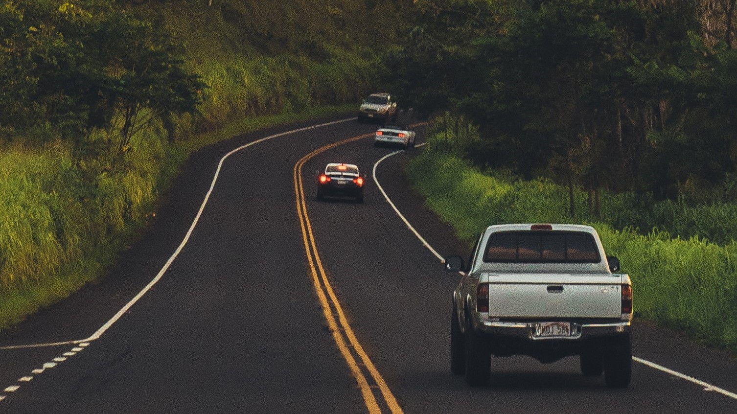 Imagen de un vehículo sobre una carretera
