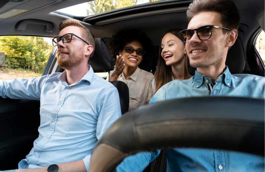 Grupo de amigos dentro del vehiculo