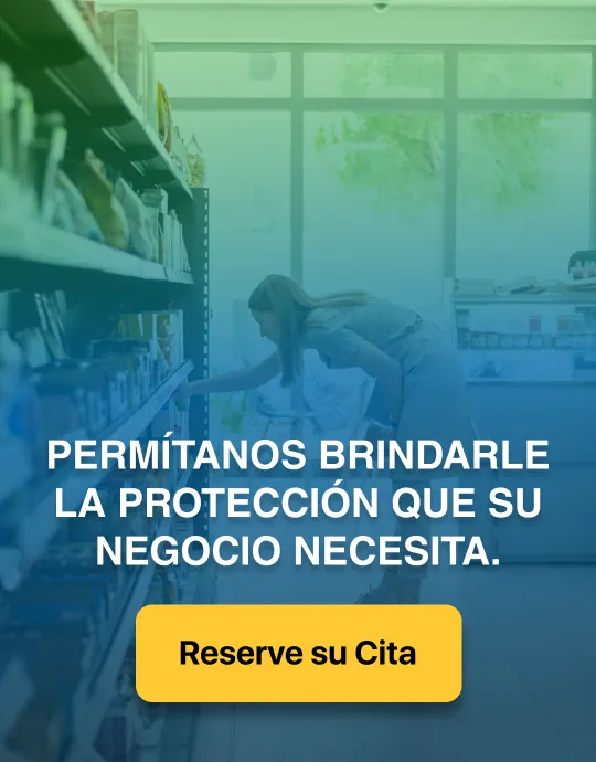 Imagen: Mujer en supermercado tomando artículos de un estante