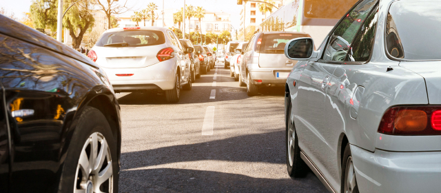 automóivles sobre una carretera